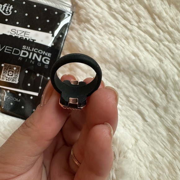 Rinfit Emerald Silicone Ring with metal frame & CZ stones - Picture 3 of 6